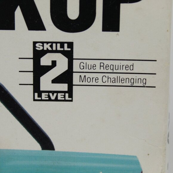 Toyota 1992 4X4 Pickup Truck 1/20 Lindberg Vintage Model Kit #72506 - Picture 2 of 14